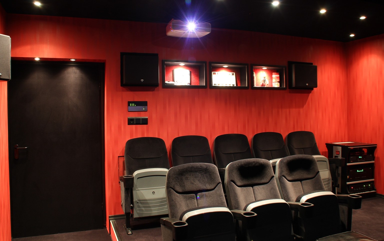 How Do I Set Up Acoustics For A Home Theatre?